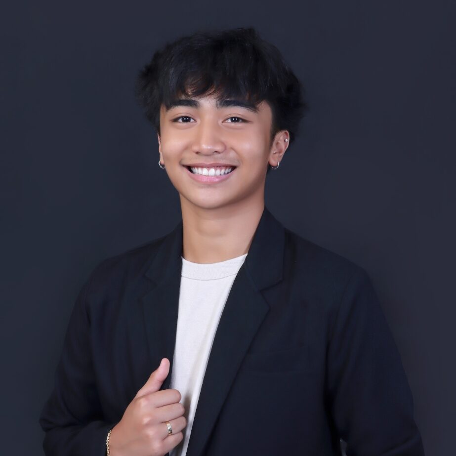 Image of Shawne Laquindanum, a student smiling and wearing a blazer over a white tshirt.